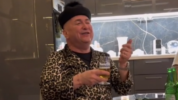 ĐANI ŠOKIRAO SVOJIM STAJLINGOM Tigrasti kombinezon uz čašu piva, peva veliki hit Šabana Šaulića (VIDEO)