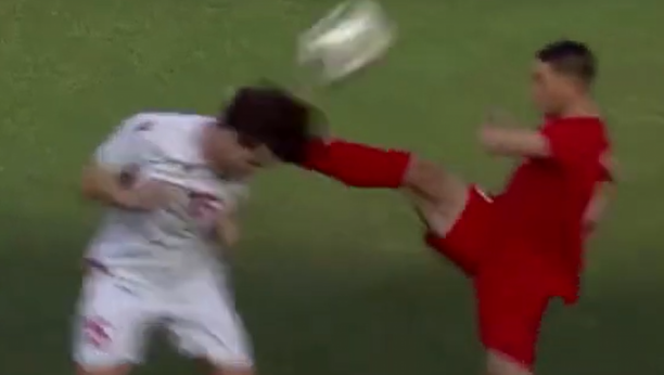 START ZA ZATVOR Fudbaler za samo pet sekundi dobio crveni karton, nokautirao rivala (VIDEO)
