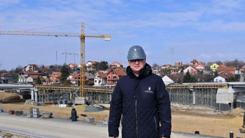 OD JUNA OBILAZNICOM DO BUBANJ POTOKA Ministar Vesić obišao radove na petlji Avala (FOTO)