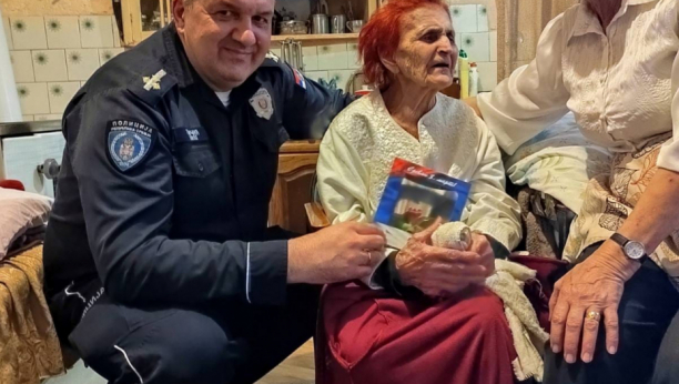 POLICIJA JE NIJE ZABORAVILA Baki Krstinji Baturan  iz Bačkog Dobrog Polja, koja ima 103 godine  uručili prigodan poklon