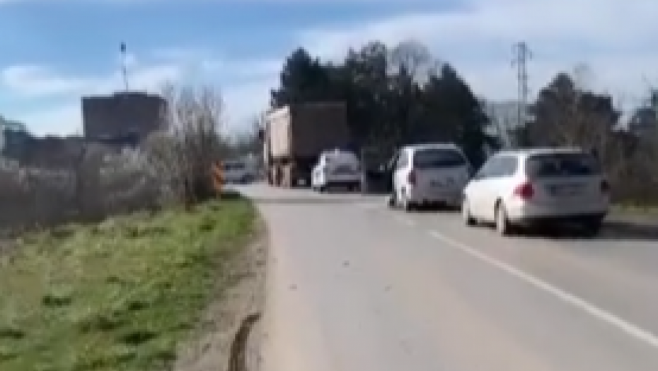 PRVI SNIMCI STRAŠNE TRAGEDIJE Motociklista poginuo na ulazu u Bački Petrovac! (VIDEO)