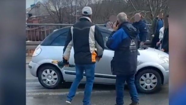 NEMILE SCENE U ŠAPCU Tokom blokade mlekara udarili vozača i oštetili vozilo (FOTO/VIDEO)
