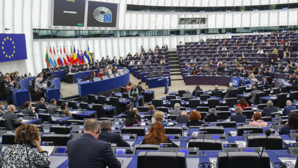 ŠIZOFRENA CEPANJA BRISELA Evropski parlament traži od Vučića da prizna lažnu državu Kosovo "u skladu sa međunarodnim pravom"