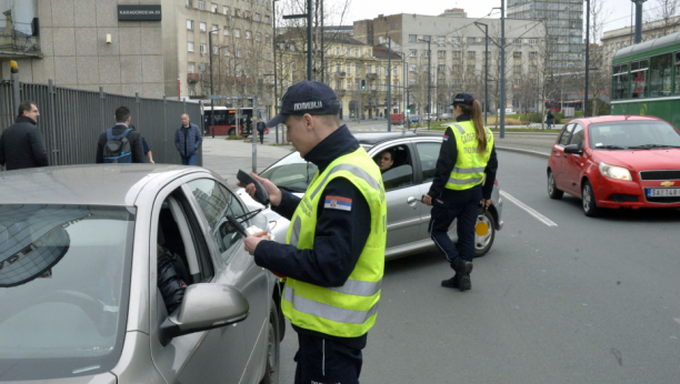 PLJUŠTALE KAZNE ZBOG MOBILNIH TELEFONA Oko 7000 vozača i 700 pešaka procesuirano za 7 dana