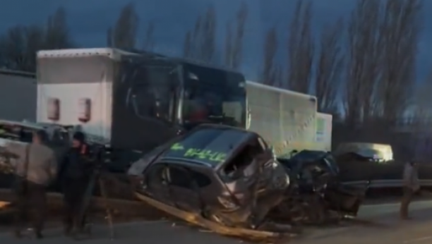 POJAVIO SE SNIMAK PAKLENE NESREĆE U MAĐARSKOJ Zgužvana i ugljenisana vozila rasuta su po svuda po putu (VIDEO)