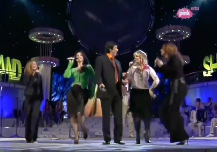 SNIMAK VODITELJA USIJAO DRUŠTVENE MREŽE Dragana Katić sa koleginicama peva prateće vokale, dok je Peja u ulozi Džeja (VIDEO)