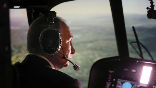 PUTIN U HELIKOPTERU Predsednik Rusije isprobao simulator letenja (FOTO)