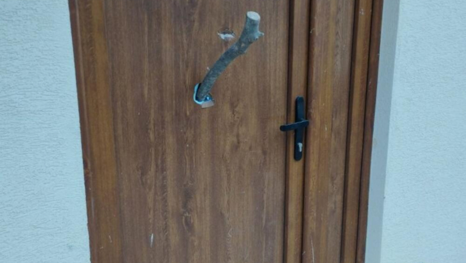 PRIJAVE ZA RODITELJE ZBOG DECE Maloletnici udarajući drvetom oštetili vrata na  objektu crkve „Sveta Varvara“ u selu Lukocrevo