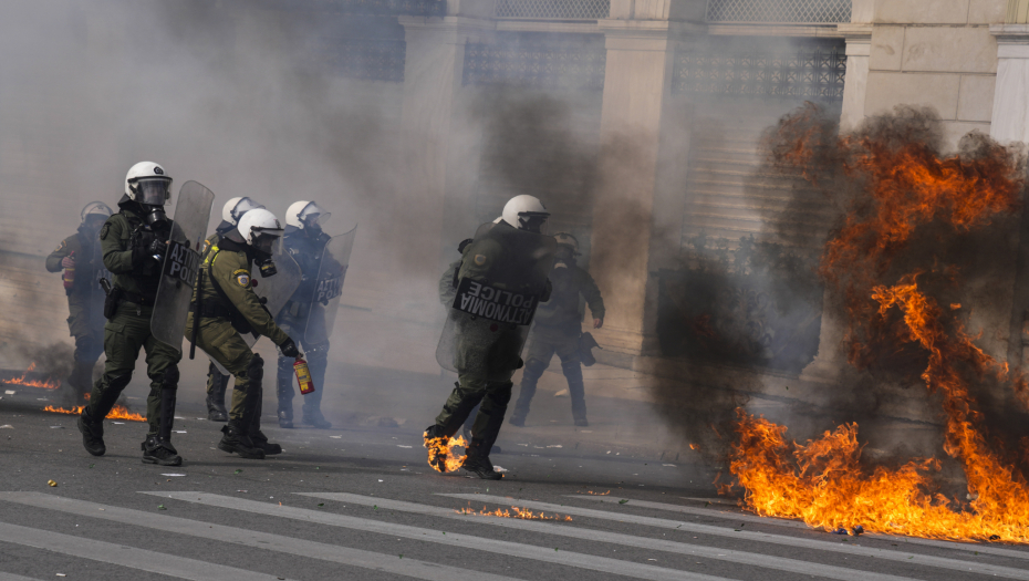 HAOS NA ULICAMA GRČKE Sukob policije i demonstranata (FOTO)
