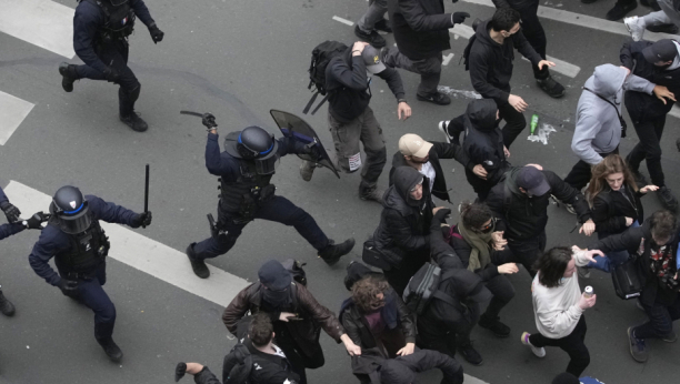 STOTINE POLICAJACA POVREĐENO Sindikati pozvali na nove proteste