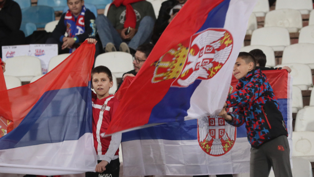 NEVEROVATNA SCENA U LONDONU Englezi razvili srpske zastave na ovom stadionu, a razlog je samo jedan (FOTO)