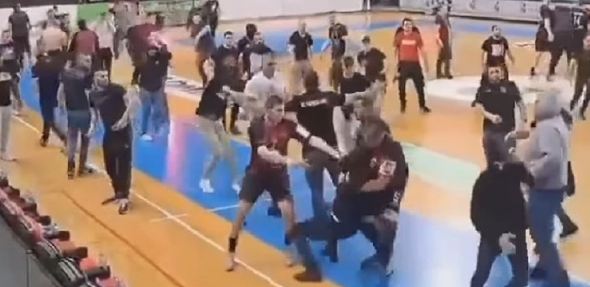 NEVIĐENI HAOS U MAKEDONIJI Igrač bacao huligana po terenu, udarao ga u glavu (VIDEO)