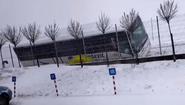 STRAŠNA NESREĆA KOD KRAGUJEVCA! Autobus pun putnika sleteo u kanal pored puta! (VIDEO)