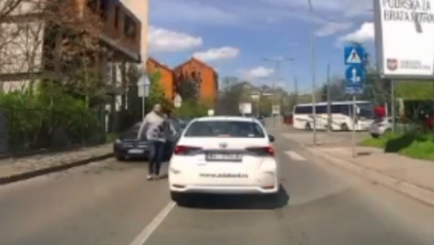 FILMSKA SCENA NA BANOVOM BRDU Automobilom sustigao "Tojotu", pa napao vozača naočigled prolaznika! (VIDEO)