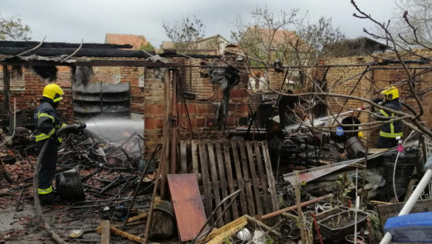 STRADALA NEPOKRETNA ŽENA Sin u trenutku izbijanja požara bio na poslu, vatra zahvatila porodičnu kuću kod Leskovca
