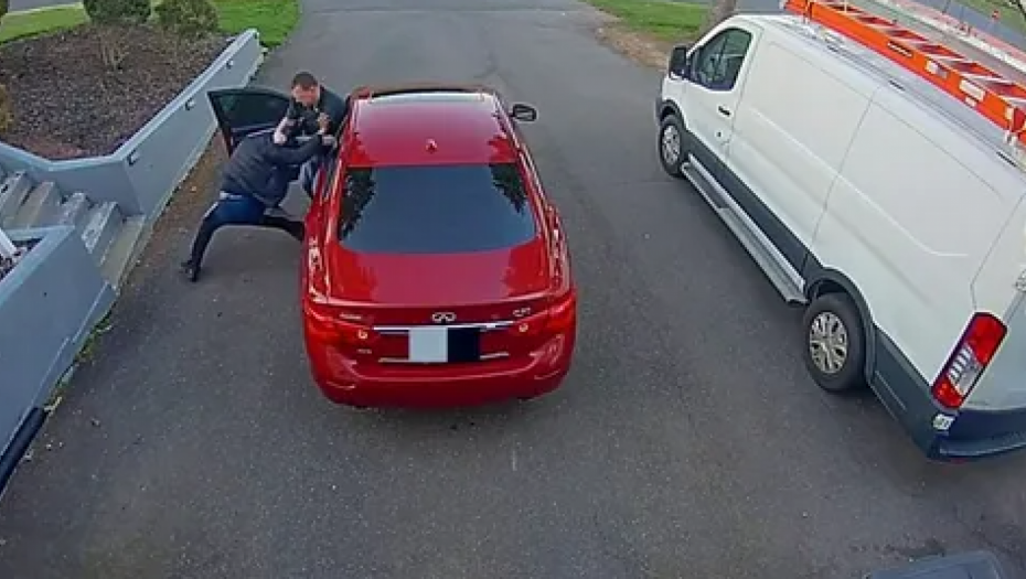 SAM PROTIV ČETVORICE Čoveku pokušali da ukradu automobil usred bela dana (VIDEO)