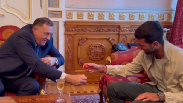 NOVAK I DODIK ODMERILI "SNAGE"! Dodik sve nasmejao odgovorom čije je jaje jače (VIDEO)