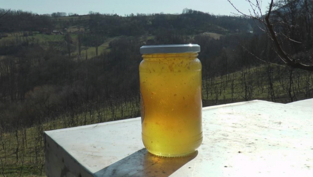 ZOVU GA "ZLATO U TEGLI" Svako jutro uzimala je jednu kašičicu ovog meda, za par dana oduševila se efektom