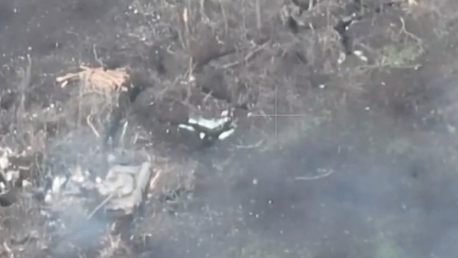 SNIMAK BITKE NA PRVOJ LINIJI FRONTA Ruski tenk teroriše vod pešadije oko Bahmuta (VIDEO)