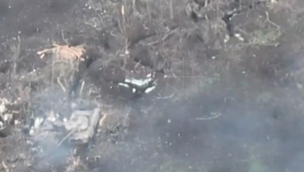SNIMAK BITKE NA PRVOJ LINIJI FRONTA Ruski tenk teroriše vod pešadije oko Bahmuta (VIDEO)