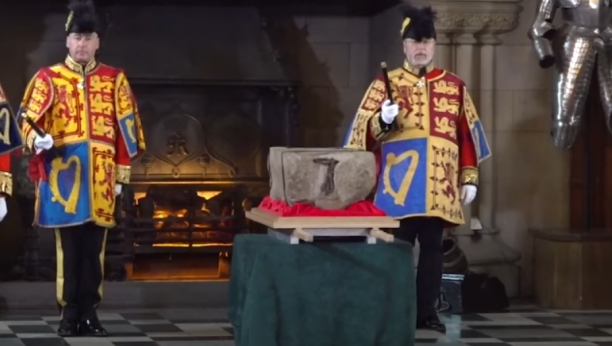 KAMEN SUDBINE NA PUTU ZA LONDON Drevni simbol škotske monarhije napustio Edinburški zamak nakon 25 godina