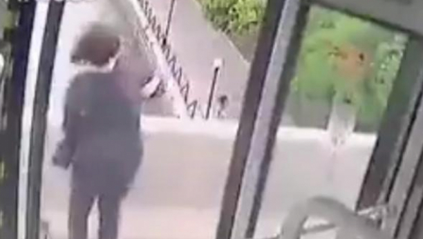 POJAVIO SE SNIMAK UŽASA Žena sa detetom u naručju skače sa mosta, prilazi muškarac... (VIDEO)