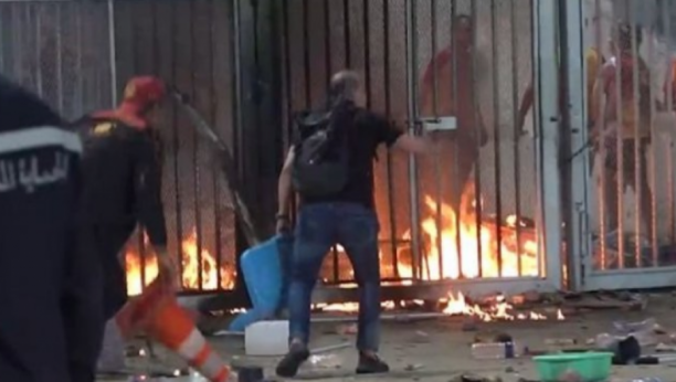 STADION U PLAMENU Užasne scene: Opšti haos i tuča navijača i policije (VIDEO)