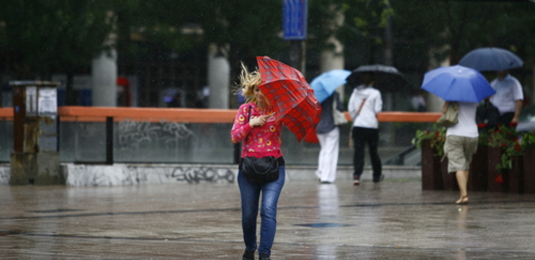 SPREMITE SE ZA GRMLJAVINSKE PLJUSKOVE Nema otopljenja do ovog datuma, ciklon donosi nevreme u Srbiju