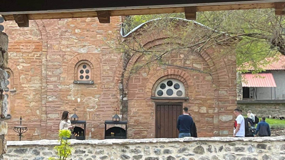 Jovana i Bogdan u manastiru 
Zabranjeno preuzimanje fotografija- Foto:Alo!