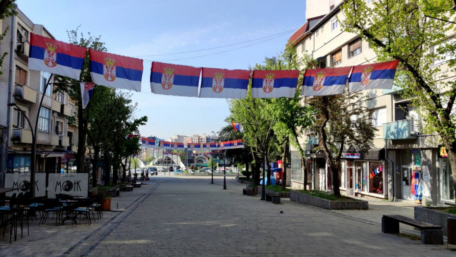 Nove srpske zastave u severnom delu Kosovske Mitrovice (FOTO)