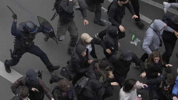 HAOS NA PROTESTIMA U FRANCUSKOJ Upotrebljen suzavac u Parizu i Nantu