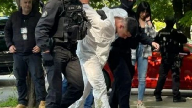 PRIVOĐENJE MASOVNOG UBICE IZ MLADENOVCA Evo zašto je Uroša policija obukla u beli kombinezon (FOTO/VIDEO)