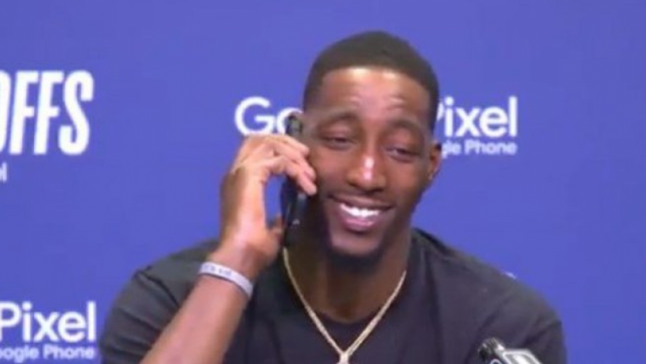 HIT SCENA Mama pozvala NBA zvezdu dok je bio na konferenciji, usledio komičan odgovor (VIDEO)