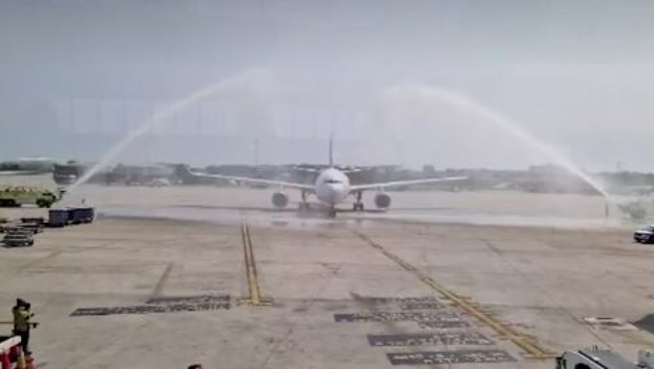 NAŠ PONOS! Avion iz Beograda sleteo u Čikago, dočekan vodenim topovima! (VIDEO)