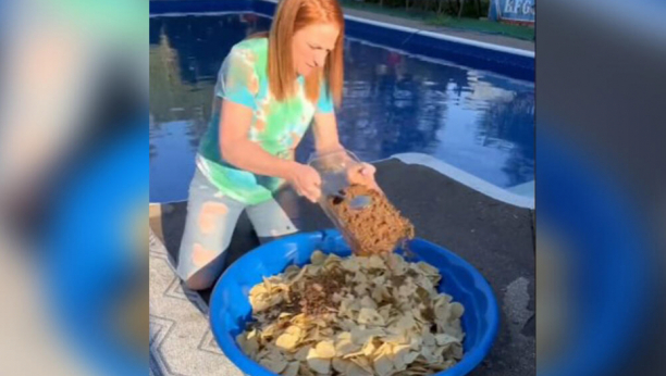 OVO JE ODVRATNO Majka 12-oro dece izazvala bes kad je pokazala da sprema hranu u bazenu, "Ovako se hrane psi"