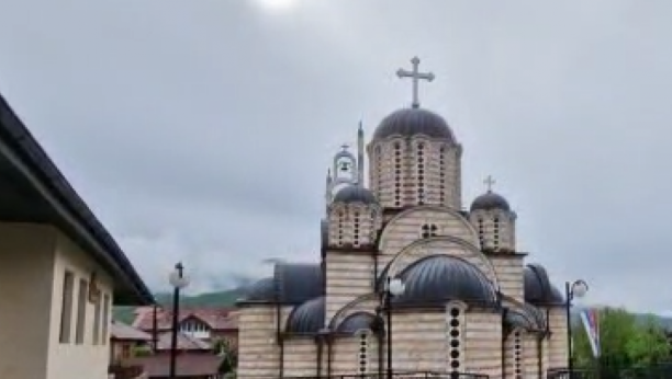 "SAMO VI RADITE SVOJ POSAO" Teroristi progone Srbe, zvone zvona na crkvi u Leposaviću (VIDEO)