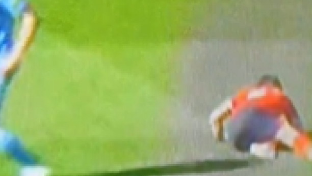 UZNEMIRUJUĆA SCENA Fudbaler Lutona se srušio na zemlju, hitna pomoć odmah uletela u teren (VIDEO)