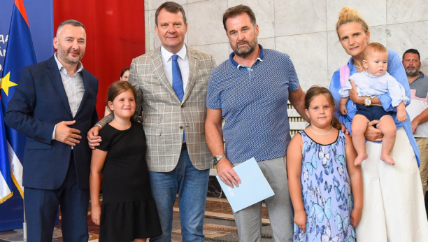 Igor Mirović sa porodicom iz Vojvodine