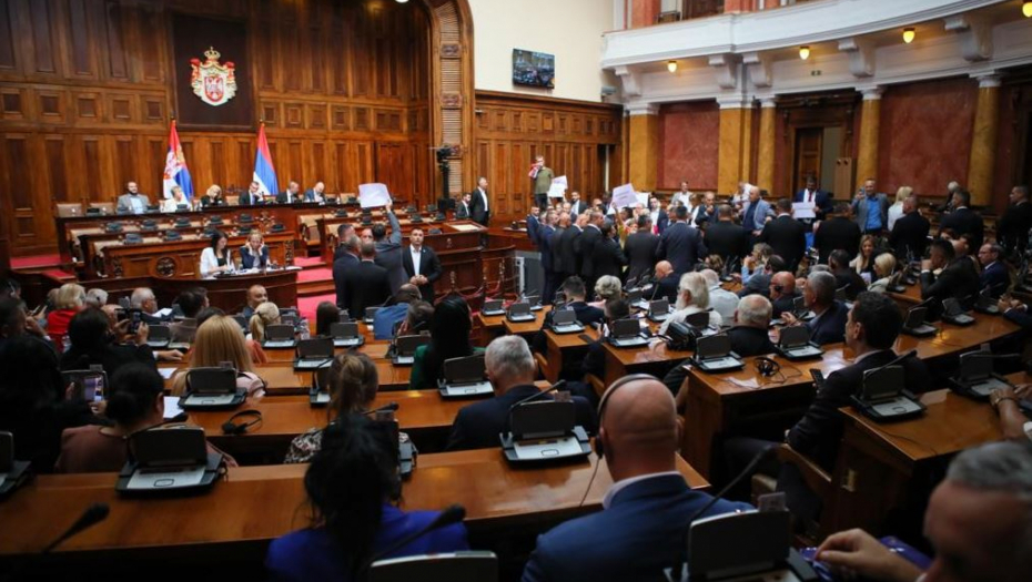 Opozicija blokira parlament