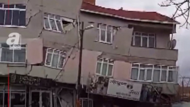 Zgrada se ruši u Turskoj