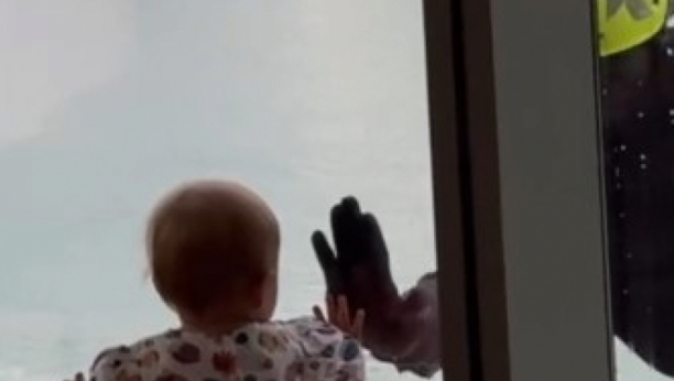 beba i perač prozora