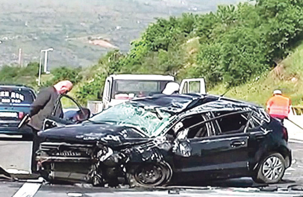 Vozač zaspao: Smrskani  automobil porodice sa Kosova
