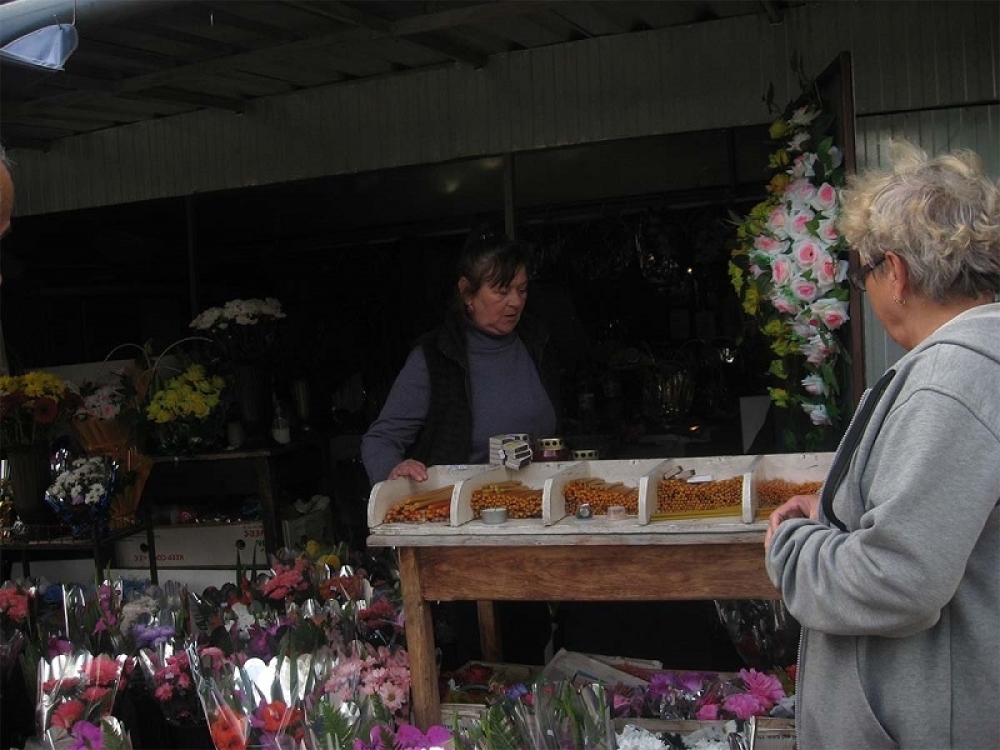 Esma prodaje sveće i cveće