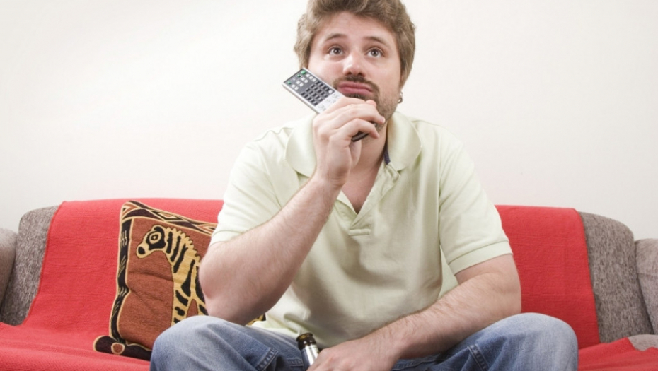 Muškarac Daljinac Daljinski upravljač Televizor