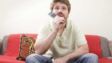 Muškarac Daljinac Daljinski upravljač Televizor