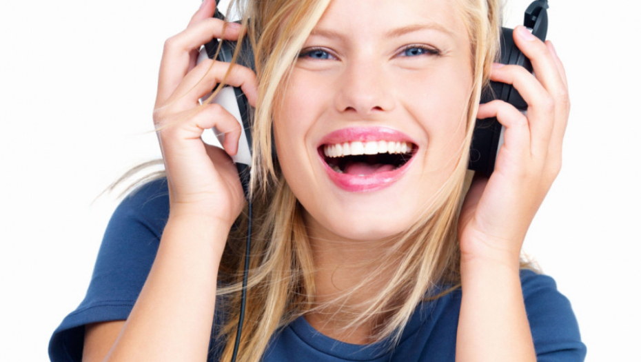 Devojka Žena sluša muziku Muzika Slušalice