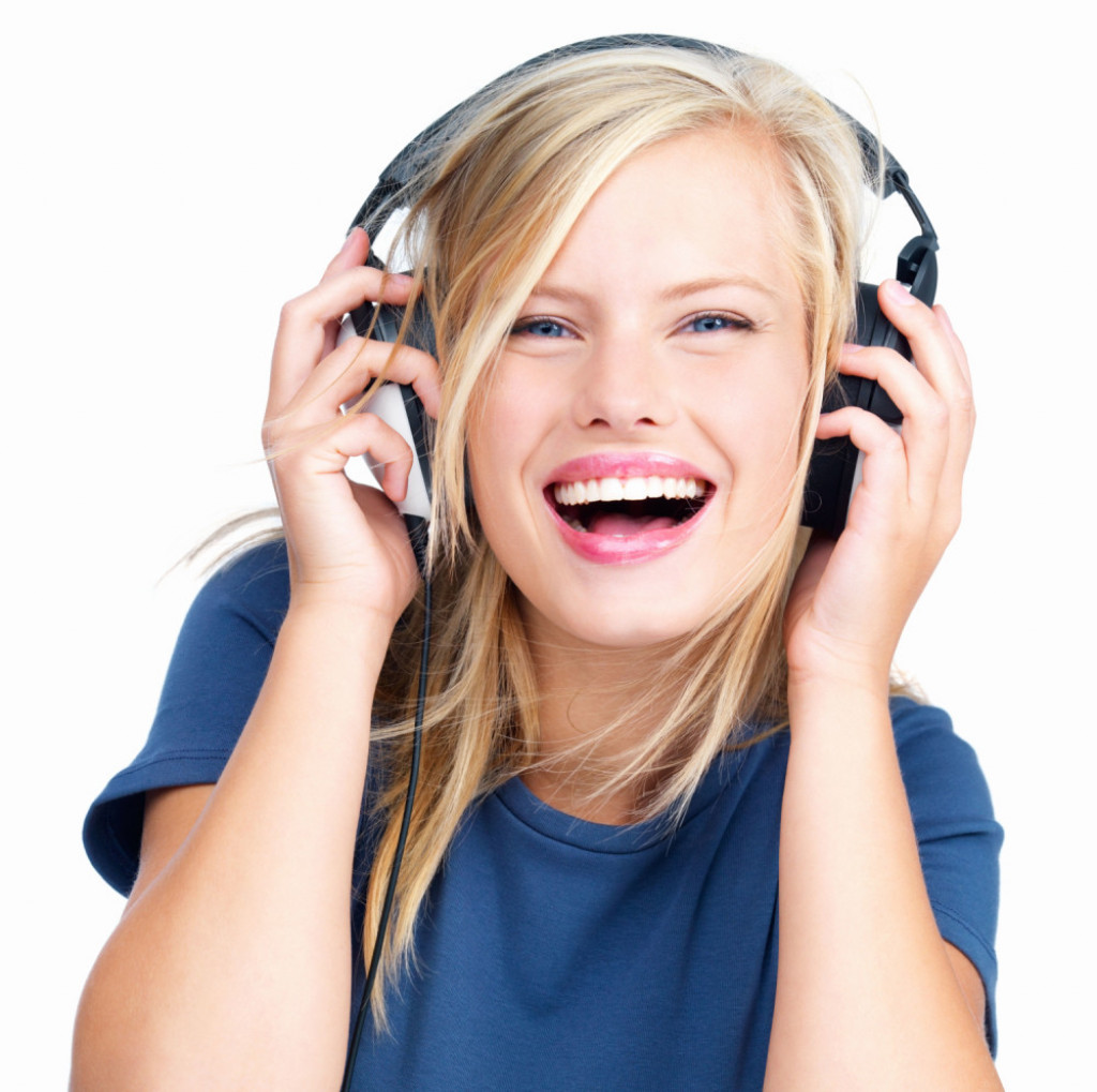 Devojka Žena sluša muziku Muzika Slušalice