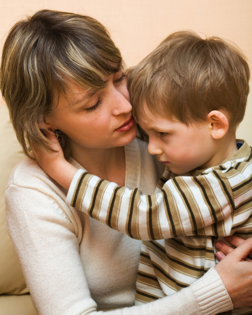 Majka i tužno dete Mama i sin Bolesno dete