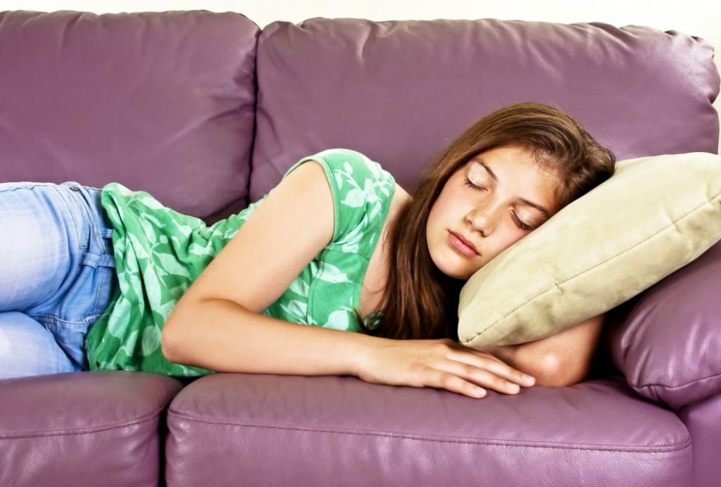Devojka spava na kauču Dvosedu Trosedu Spavanje Dremanje Dremka
