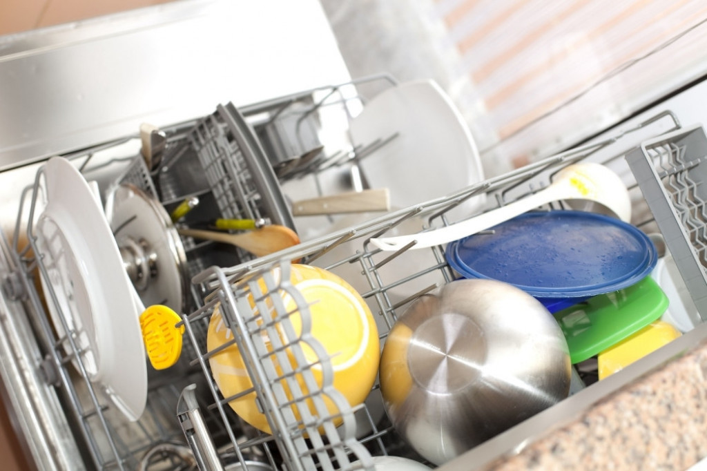 Oprani sudovi Oprano posuđe Mašina za pranje sudova posuđa